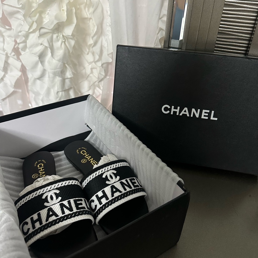 Chanel slides EU:38